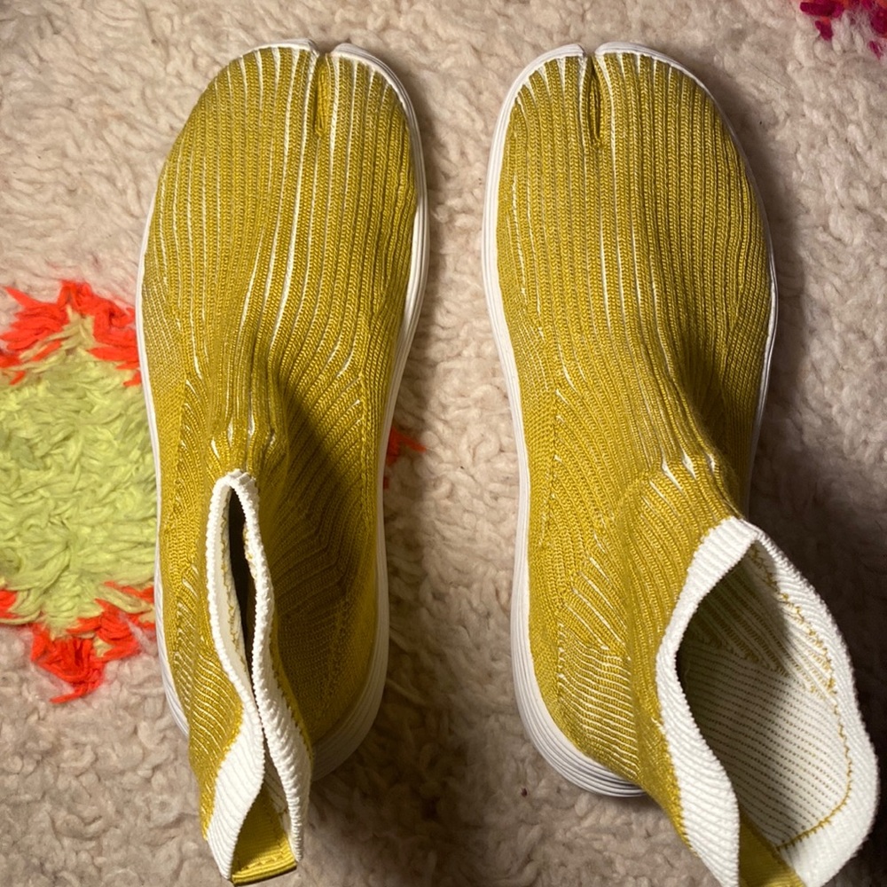 RARE chartreuse ILYSM tabi shoes - never worn